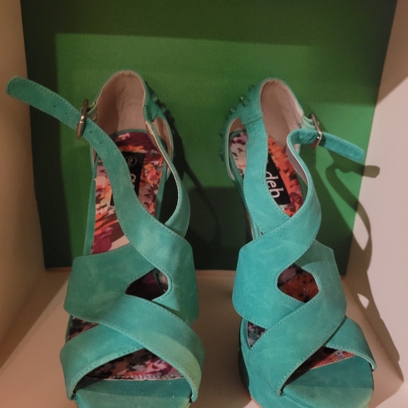 Deb Heels - Picture 6 of 9